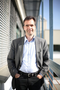 Stefan Mundlos forscht an seltenen Knochenerkrankungen, die durch veränderte Gene ausgelöst werden.