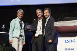 Stefan Mundlos, diesjähriger Preisträger des ESHG Awards, mit Olaf Ries, dem amtierenden Präsidenten der Europäischen Gesellschaft für Humangenetik (ESHG), und Brunhilde Wirth, der früheren Präsidentin der ESHG (von rechts nach links).