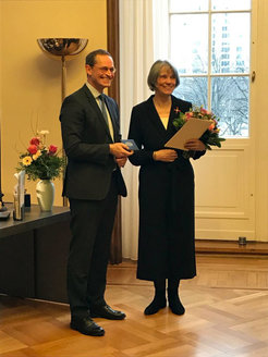 Michael Müller, Regierender Bürgermeister von Berlin, überreicht Karin Mölling den Verdienstorden der Bundesrepublik Deutschland