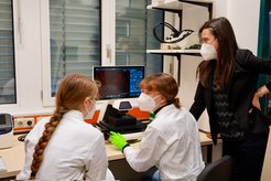Schülerin Lioba, Doktorandin Lisa Martina und Gruppenleiterin Tugce Aktas am Mikroskop