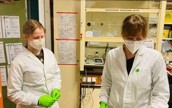 Schülerin und Doktorandin im Labor